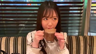 Ona je prijateljica koja je pripadala istom klubu na sveučilištu. I ona je najatraktivnija djevojka u klubu. Ovo je japanska seksi atmosfera.